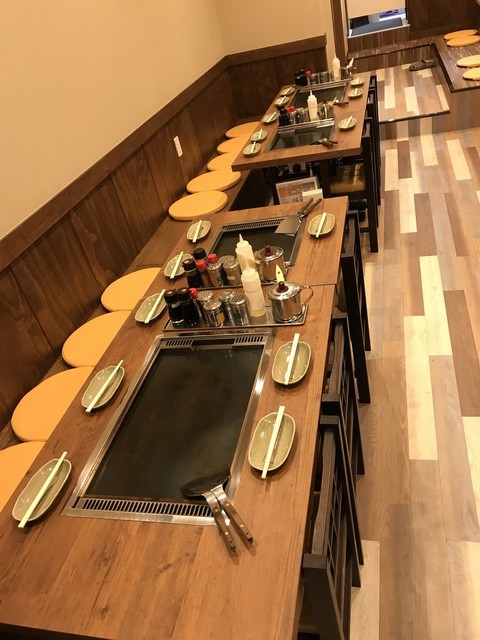 Monja Takarajima table seating 4